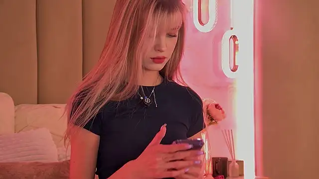 Snapshot of BellaSecrett chatting on 09/16/25, 02:40 BellaSecrett online show from 09/16/25, 02:40