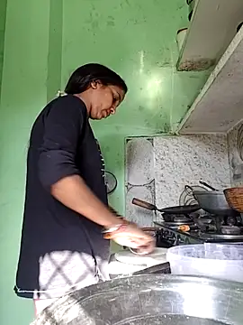 Hotty-Nidhi online show from 12/18/25, 05:23