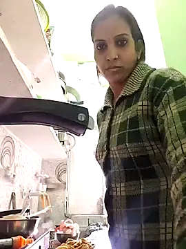 Hotty-Nidhi online show from 12/22/25, 04:56