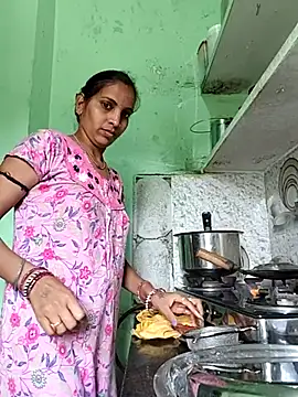 Hotty-Nidhi online show from 04/09/26, 06:15
