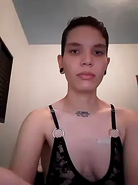 Snapshot of edi999 chatting on 10/15/25, 12:31 edi999 online show from 10/15/25, 12:31