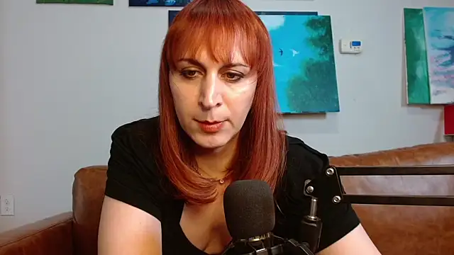 Snapshot of ChewyCandy chatting on 10/31/25, 01:35 ChewyCandy online show from 10/31/25, 01:35