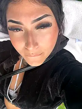 Lilith Thompson online show from 11/10/25, 08:25