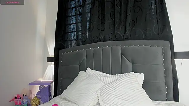 Lilith Thompson online show from 11/23/25, 04:50