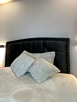 Lilith Thompson online show from 10/21/25, 02:33