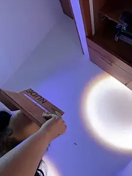 Lilith Thompson online show from 10/22/25, 04:45