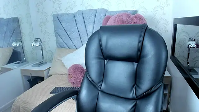 Lilith Thompson online show from 03/10/25, 12:06