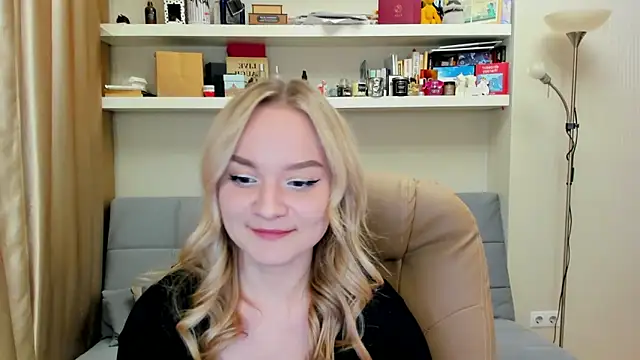 Snapshot of Kara_Smith_ chatting on 03/08/25, 12:44 Kara Smith online show from 03/08/25, 12:44