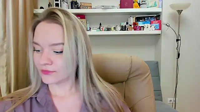 Snapshot of Kara_Smith_ chatting on 12/02/24, 10:18 Kara Smith online show from 12/02/24, 10:18