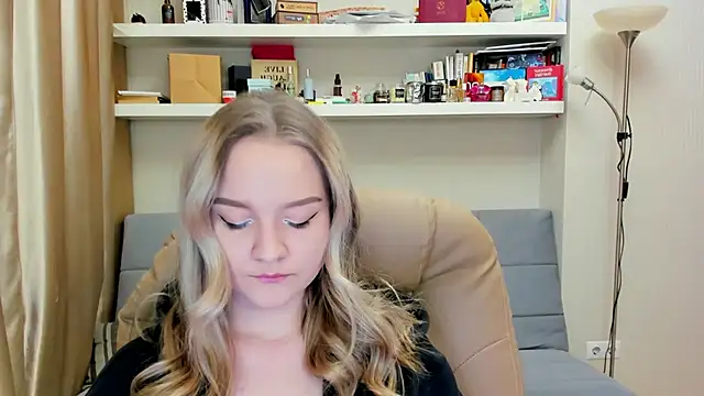 Snapshot of Kara_Smith_ chatting on 01/10/25, 12:38 Kara Smith online show from 01/10/25, 12:38