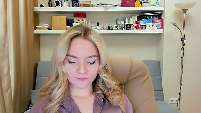 Snapshot of Kara_Smith_ chatting on 03/05/25, 12:05 Kara Smith online show from 03/05/25, 12:05