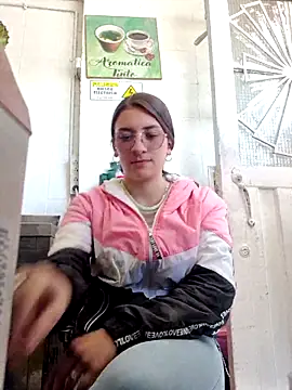 Snapshot of HOLY_DOLL chatting on 09/11/25, 08:42 HOLY DOLL online show from 09/11/25, 08:42