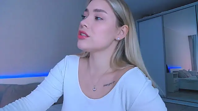 Snapshot of DIANAxxxDIAMOND chatting on 10/15/25, 08:11 DIANAxxxDIAMOND online show from 10/15/25, 08:11