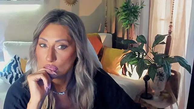 Snapshot of SarahAlluring chatting on 07/19/26, 08:01 SarahAlluring online show from 07/19/26, 08:01