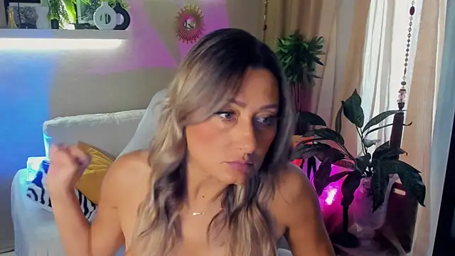 Snapshot of SarahAlluring chatting on 06/08/26, 06:03 SarahAlluring online show from 06/08/26, 06:03