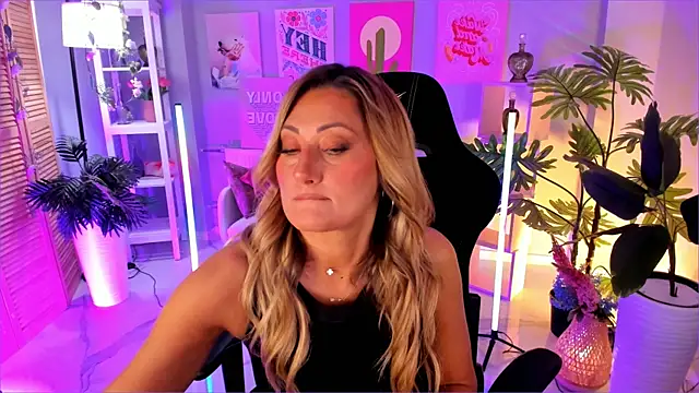 SarahAlluring online show from 09/18/25, 01:03