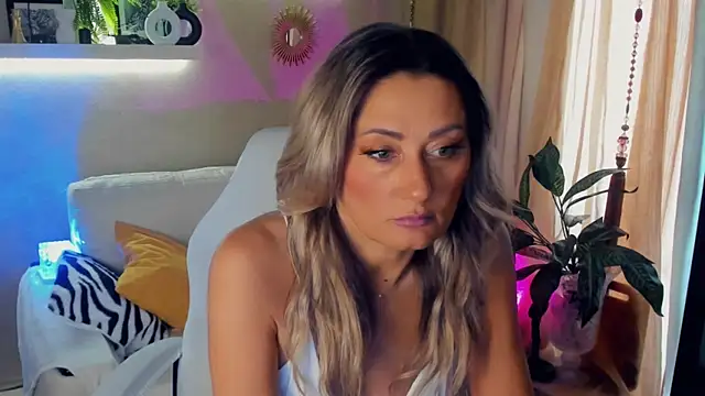 Snapshot of SarahAlluring chatting on 06/07/26, 07:46 SarahAlluring online show from 06/07/26, 07:46