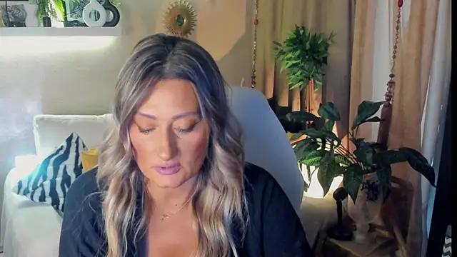 Snapshot of SarahAlluring chatting on 07/17/26, 01:52 SarahAlluring online show from 07/17/26, 01:52