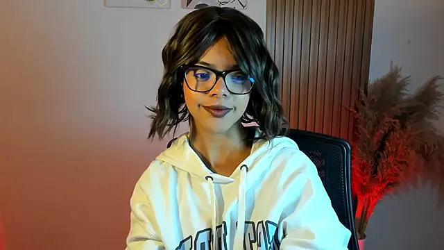 Snapshot of Milabrown_ chatting on 10/16/25, 01:52 Milabrown online show from 10/16/25, 01:52