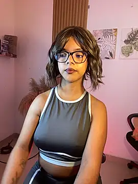Snapshot of Milabrown_ chatting on 10/17/25, 04:09 Milabrown online show from 10/17/25, 04:09