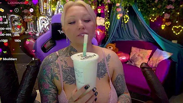 Snapshot of BlackedBarbie chatting on 06/18/26, 02:44 BlackedBarbie online show from 06/18/26, 02:44