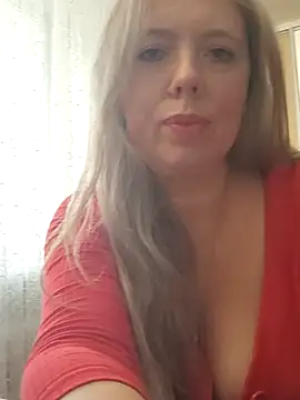 Snapshot of Irina3718 chatting on 10/27/25, 11:33 Irina3718 online show from 10/27/25, 11:33