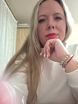 Snapshot of Irina3718 chatting on 11/28/25, 03:12 Irina3718 online show from 11/28/25, 03:12