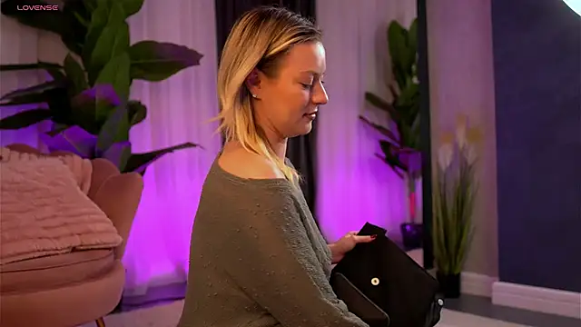 Snapshot of AnnastasiaMills chatting on 11/11/25, 08:47 AnnastasiaMills online show from 11/11/25, 08:47