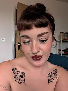 Snapshot of Petite_Juicy_Olive chatting on 05/08/26, 09:46 Petite Juicy Olive online show from 05/08/26, 09:46