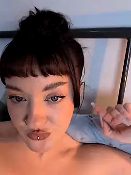 Petite Juicy Olive online show from 03/10/26, 01:04