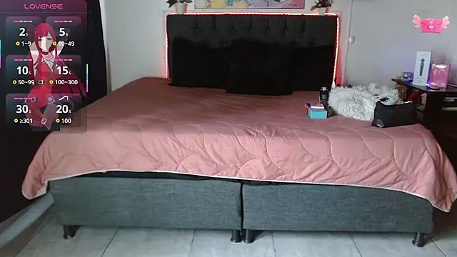 Snapshot of mia_velvet1 chatting on 11/17/25, 01:37 mia velvet1 online show from 11/17/25, 01:37