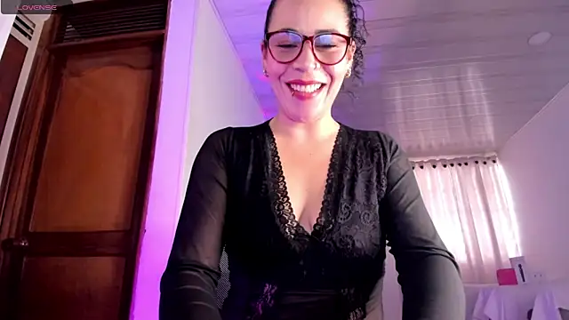 Snapshot of mia_velvet1 chatting on 05/14/26, 01:30 mia velvet1 online show from 05/14/26, 01:30