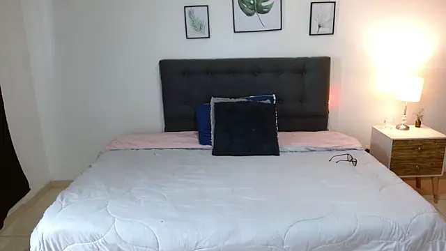 Snapshot of mia_velvet1 chatting on 11/26/25, 02:06 mia velvet1 online show from 11/26/25, 02:06