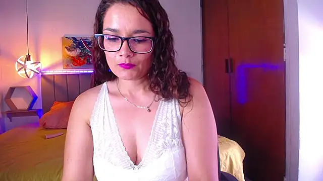Snapshot of Rose_Thompson1 chatting on 03/19/25, 05:28 Rose Thompson1 online show from 03/19/25, 05:28