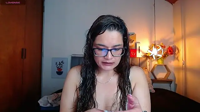 Snapshot of Rose_Thompson1 chatting on 09/09/25, 01:42 Rose Thompson1 online show from 09/09/25, 01:42