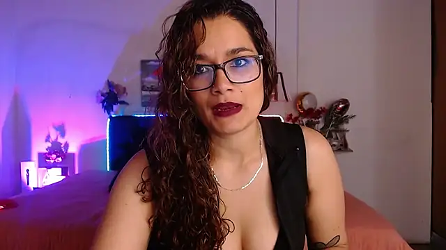 Snapshot of Rose_Thompson1 chatting on 10/17/25, 01:57 Rose Thompson1 online show from 10/17/25, 01:57
