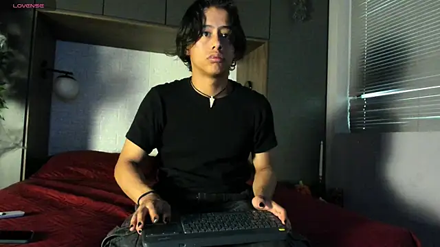 Snapshot of labrinthteasing chatting on 10/27/25, 02:29 labrinthteasing online show from 10/27/25, 02:29