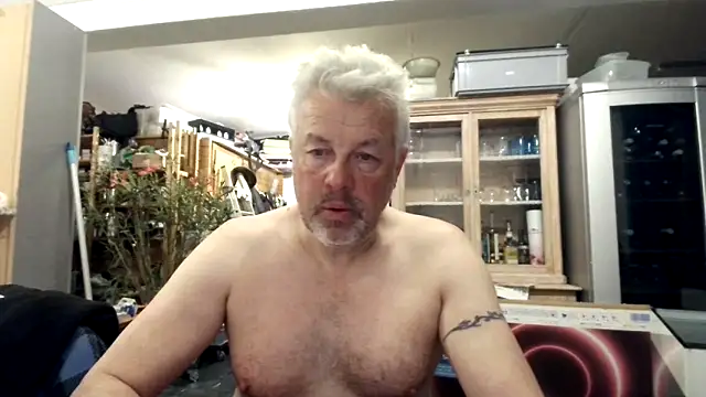 Snapshot of Berg_Boy chatting on 03/10/25, 09:18 Berg Boy online show from 03/10/25, 09:18