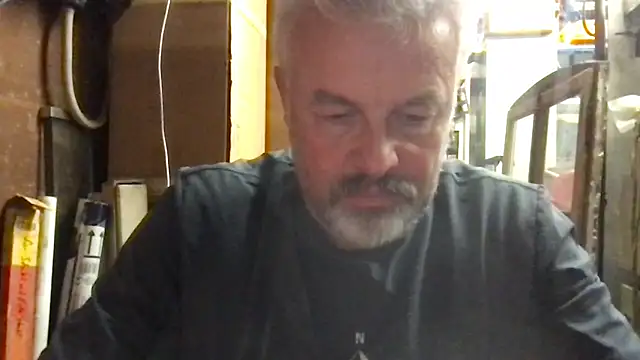 Snapshot of Berg_Boy chatting on 10/17/25, 04:20 Berg Boy online show from 10/17/25, 04:20