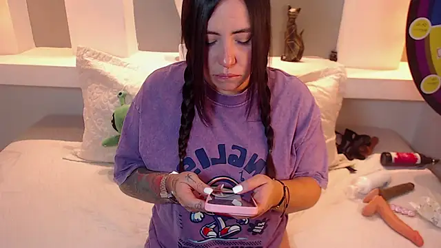 Snapshot of milu_w4llace chatting on 09/26/25, 12:17 milu w4llace online show from 09/26/25, 12:17