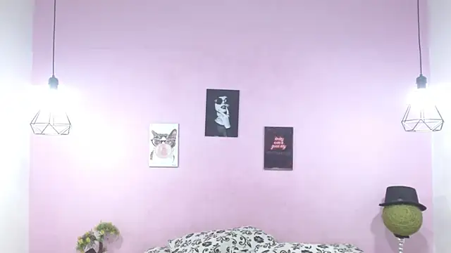 Snapshot of fiorela_madison chatting on 09/30/25, 11:49 fiorela madison online show from 09/30/25, 11:49