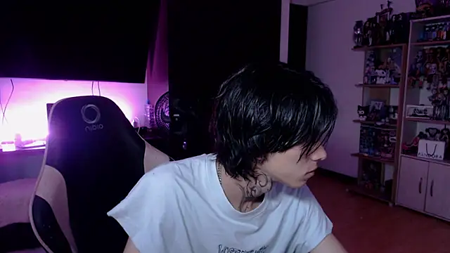 Snapshot of xIce_Boy chatting on 12/04/25, 12:15 xIce Boy online show from 12/04/25, 12:15