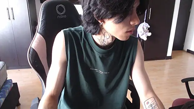 Snapshot of xIce_Boy chatting on 12/15/25, 01:28 xIce Boy online show from 12/15/25, 01:28