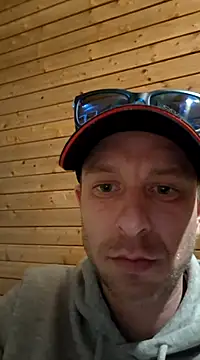 Snapshot of svenpfeifer chatting on 03/23/25, 12:15 svenpfeifer online show from 03/23/25, 12:15