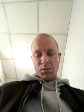 Snapshot of svenpfeifer chatting on 03/17/25, 06:51 svenpfeifer online show from 03/17/25, 06:51