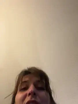 Snapshot of 2brokegirlz chatting on 03/11/25, 12:39 2brokegirlz online show from 03/11/25, 12:39