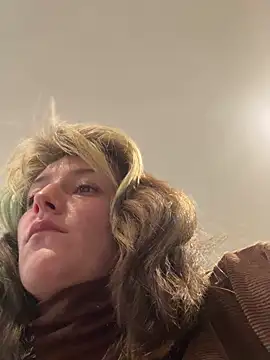 Snapshot of 2brokegirlz chatting on 09/09/25, 09:13 2brokegirlz online show from 09/09/25, 09:13