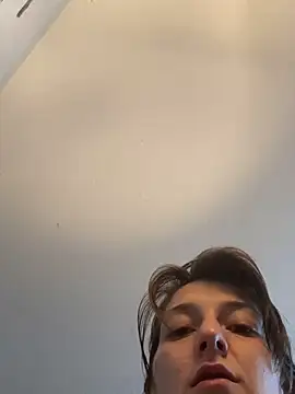 Snapshot of 2brokegirlz chatting on 03/15/25, 09:38 2brokegirlz online show from 03/15/25, 09:38