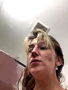 Snapshot of 2brokegirlz chatting on 09/10/25, 06:18 2brokegirlz online show from 09/10/25, 06:18