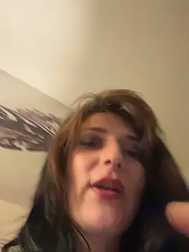 Snapshot of 2brokegirlz chatting on 03/11/25, 05:57 2brokegirlz online show from 03/11/25, 05:57